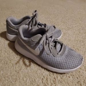 Gray Nike Tanjun, Kids Size 13
